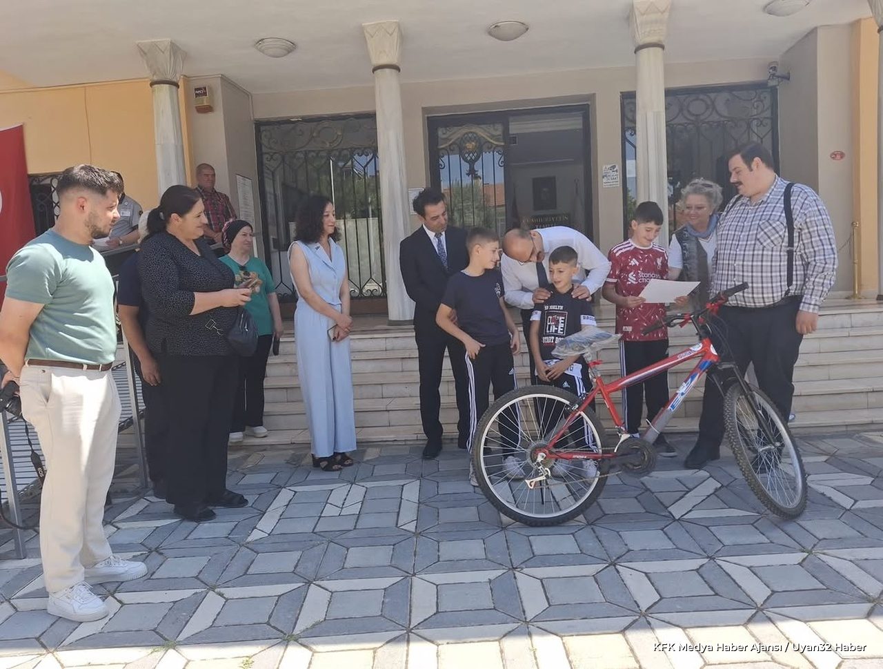 12 Yaşındaki Volkan Bulduğu Roma Sikkesini Müzeye Teslim Etti
