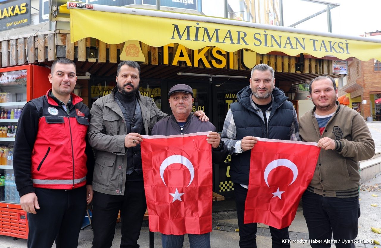 Ahmet Tural'dan Isparta Esnafına Türk Bayrağı Hediyesi