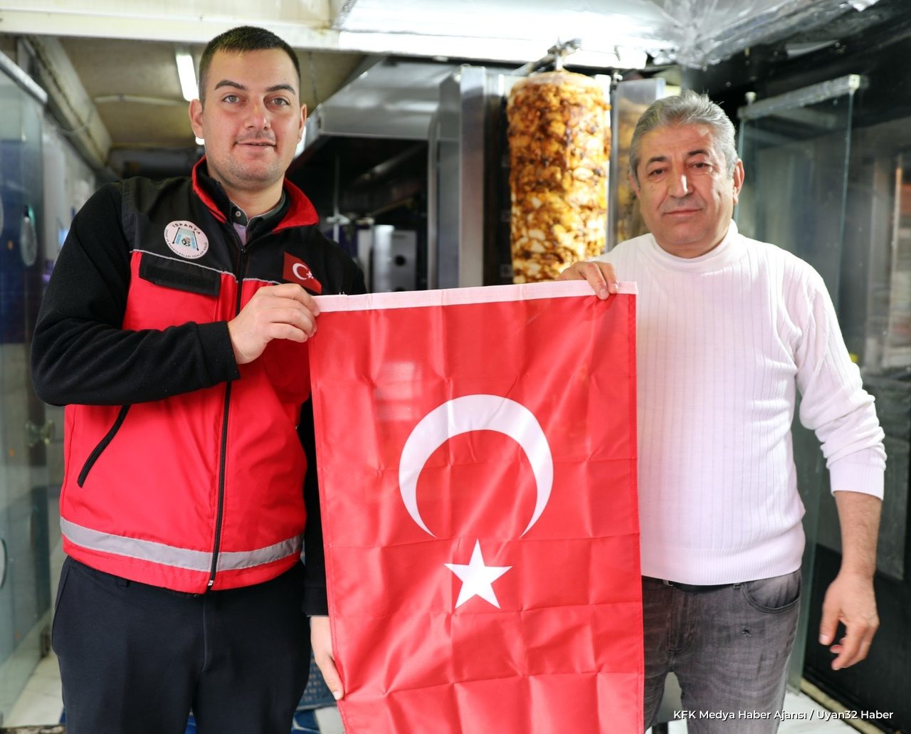 Ahmet Tural'dan Isparta Esnafına Türk Bayrağı Hediyesi - Detay 2