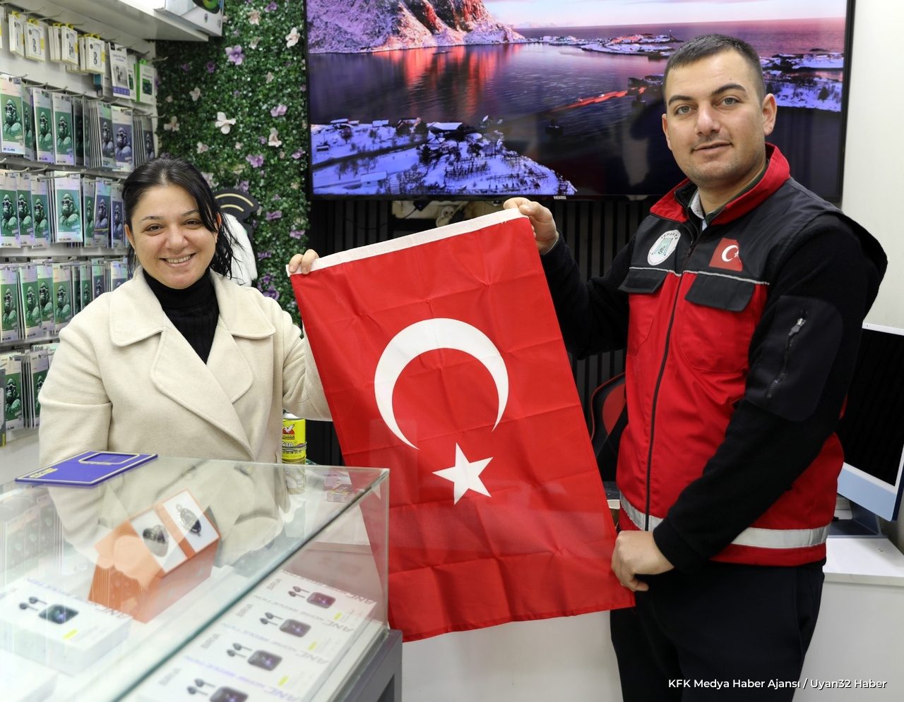 Ahmet Tural'dan Isparta Esnafına Türk Bayrağı Hediyesi - Detay 3