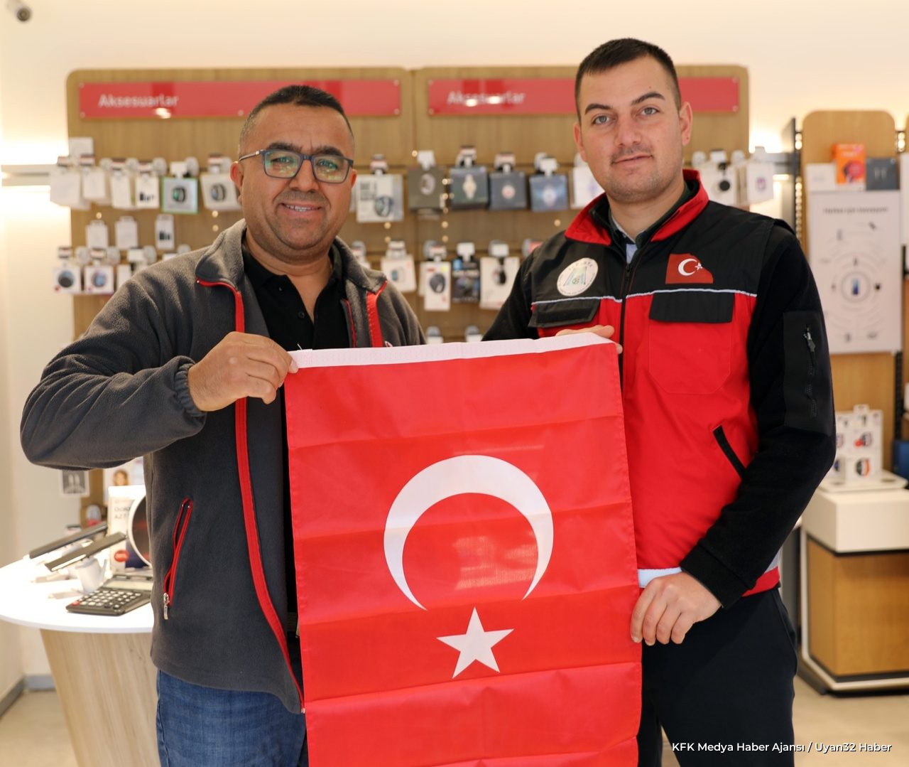 Ahmet Tural'dan Isparta Esnafına Türk Bayrağı Hediyesi - Detay 4