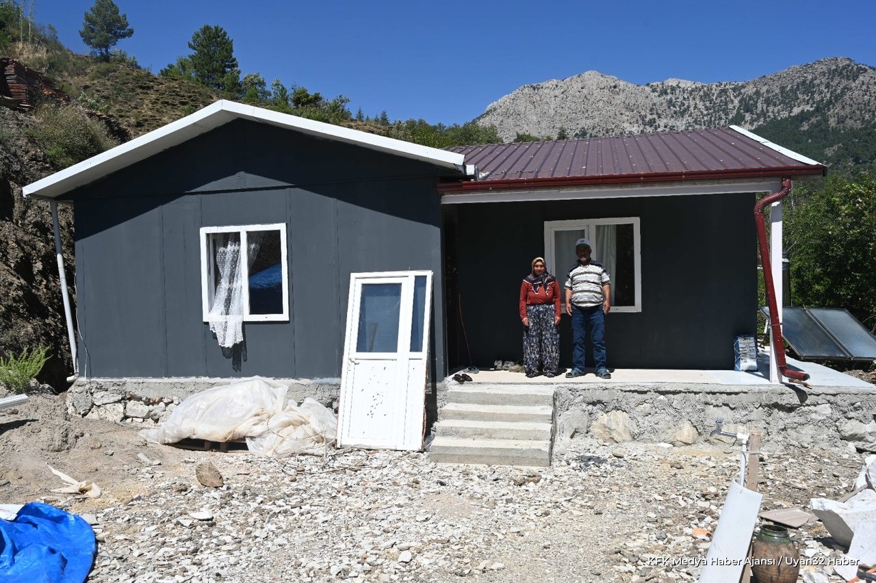 Başkan'dan Altınbaş Ailesine Ev Desteği