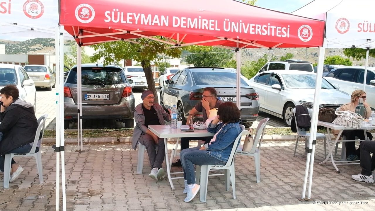 Binlerce Aday Ter Döktü; Aileler Kampüste Bekledi