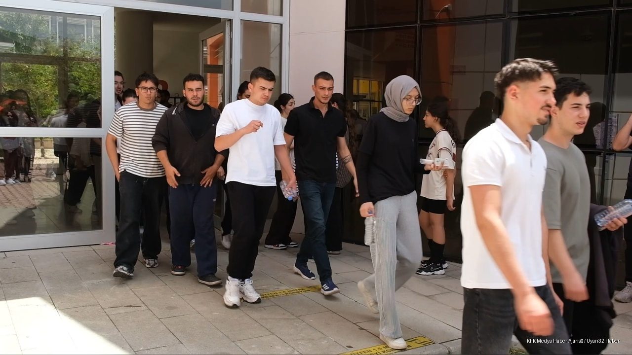 Binlerce Aday Ter Döktü; Aileler Kampüste Bekledi