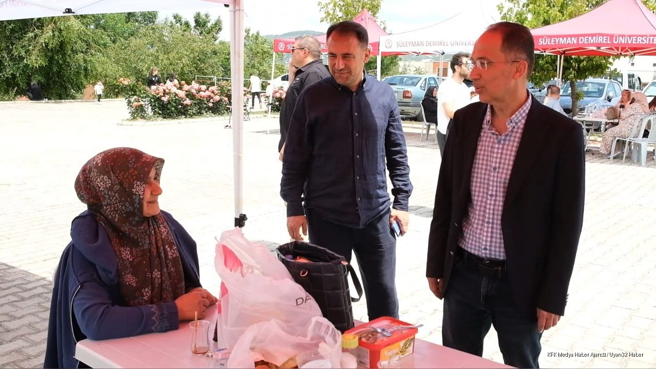 Binlerce Aday Ter Döktü; Aileler Kampüste Bekledi