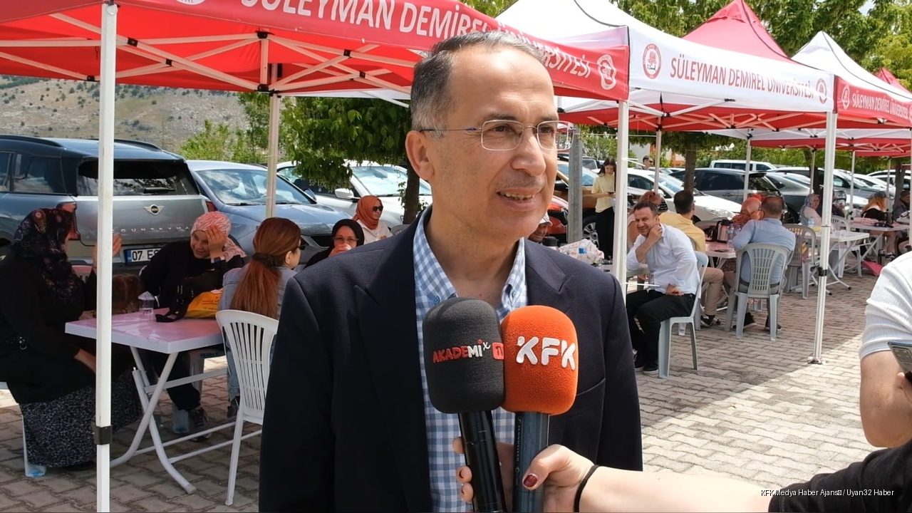 Binlerce Aday Ter Döktü; Aileler Kampüste Bekledi