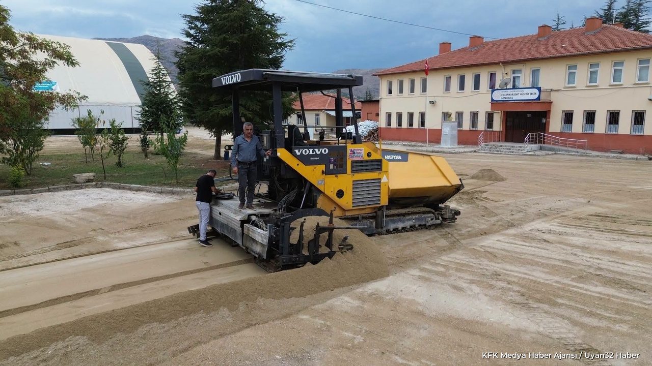 Çiçekpınar'da Okul Bahçesine 6 Bin Metrekare Sıcak Asfalt - Detay 3