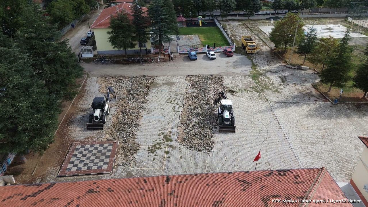 Çiçekpınar'da Okul Bahçesine 6 Bin Metrekare Sıcak Asfalt - Detay 5
