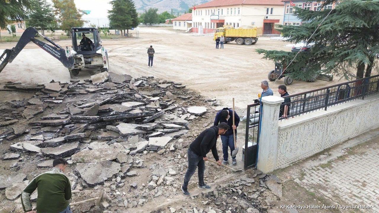 Çiçekpınar'da Okul Bahçesine 6 Bin Metrekare Sıcak Asfalt - Detay 6