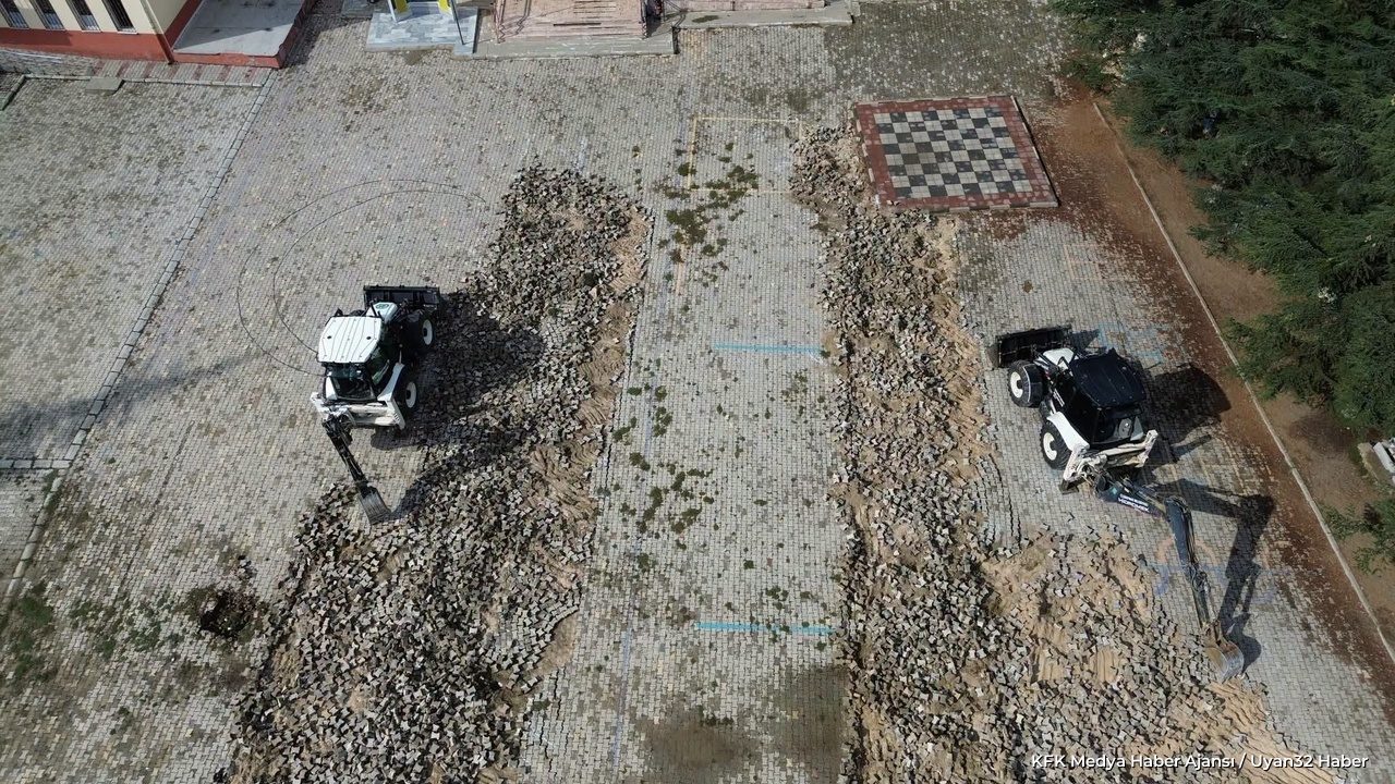 Çiçekpınar'da Okul Bahçesine 6 Bin Metrekare Sıcak Asfalt - Detay 8