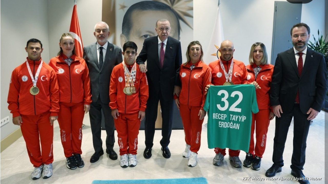 Cumhurbaşkanı Erdoğan Isparta Heyetini Kabul Etti: 32 Numaralı Forma - Detay 2