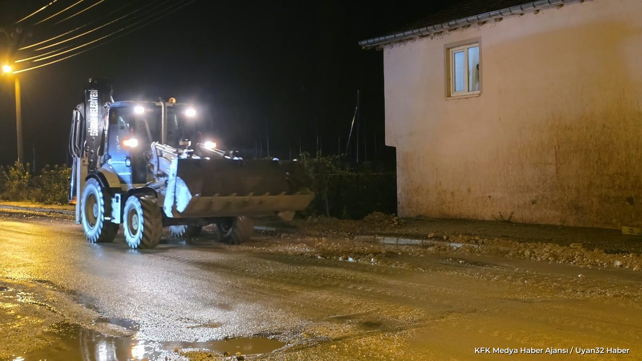 Eğirdir Belediyesi Ekiplerinden Gece Boyunca Yoğun Mesai - Detay 3