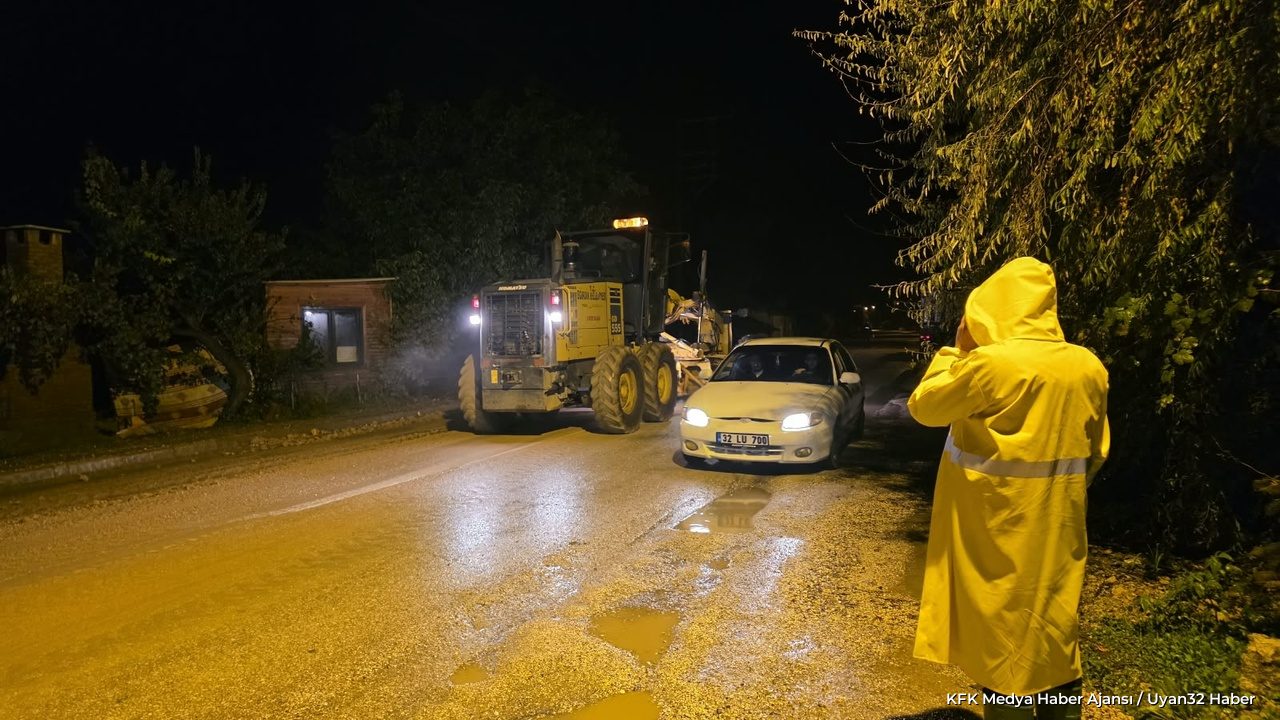 Eğirdir Belediyesi Ekiplerinden Gece Boyunca Yoğun Mesai - Detay 4