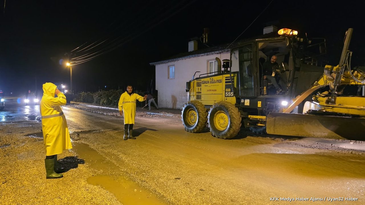 Eğirdir Belediyesi Ekiplerinden Gece Boyunca Yoğun Mesai - Detay 8