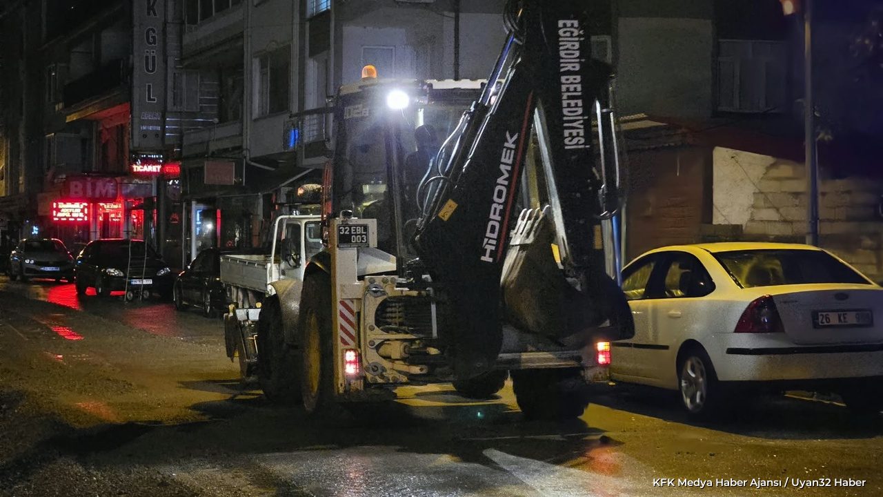 Eğirdir Belediyesi Ekiplerinden Gece Boyunca Yoğun Mesai - Detay 9