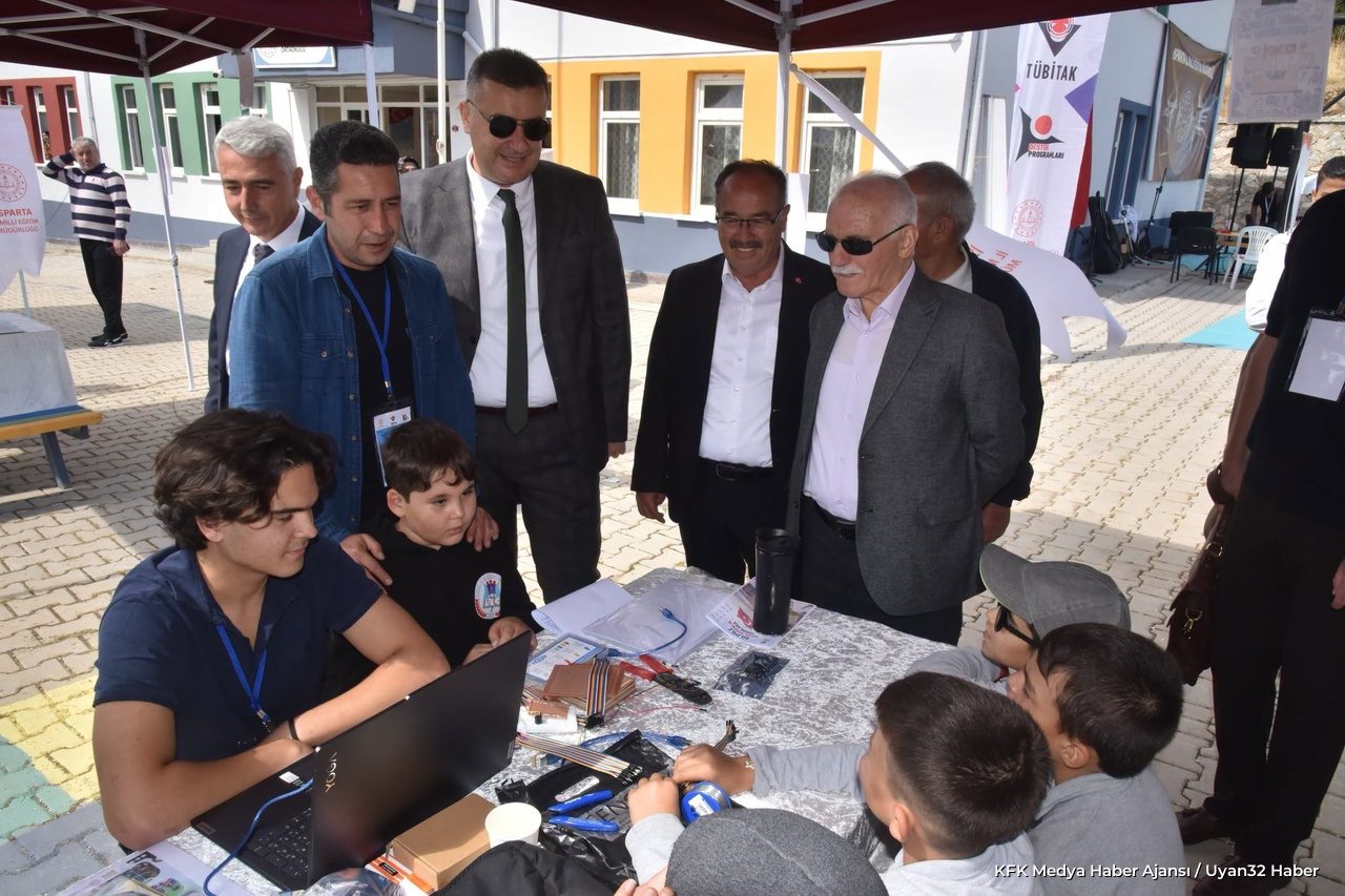 Eğirdir'de Bilim Şenliği: Başkan Özer Öğrencilerle Buluştu