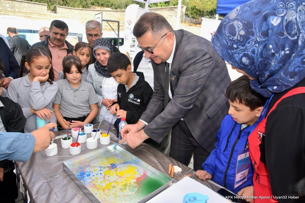 Eğirdir'de Bilim Şenliği: Başkan Özer Öğrencilerle Buluştu - Detay 4