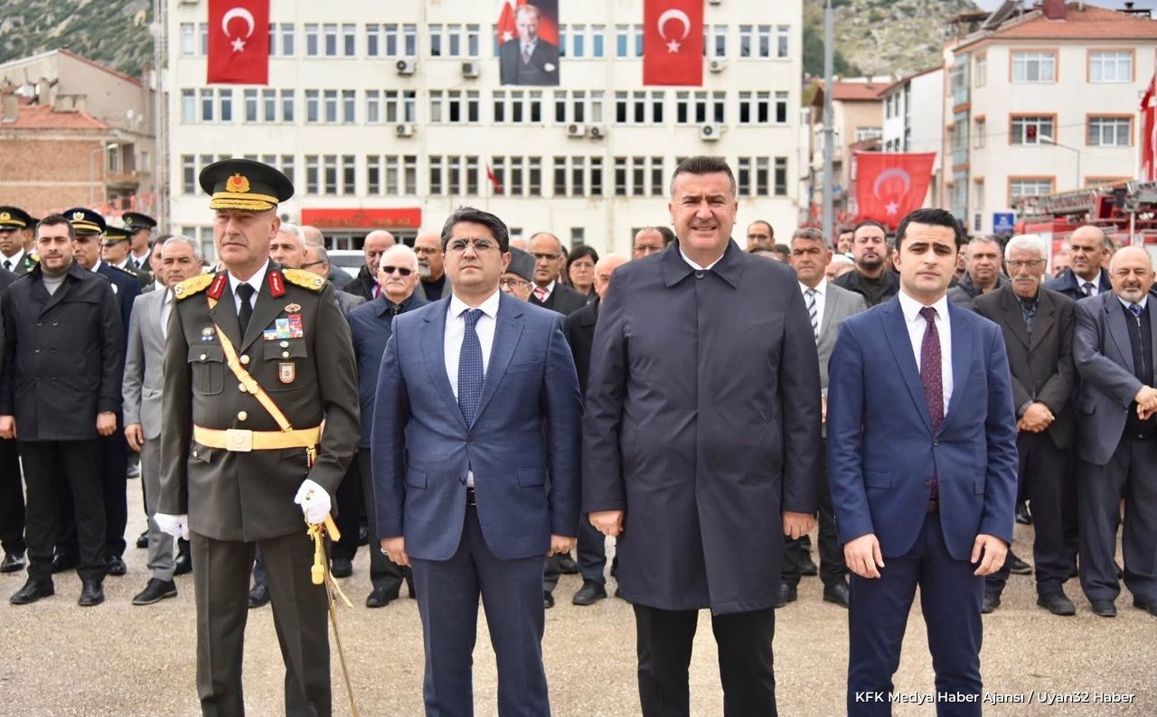 Eğirdir'de Cumhuriyet Coşkusu: 29 Ekim Çelenk Töreni Düzenlendi