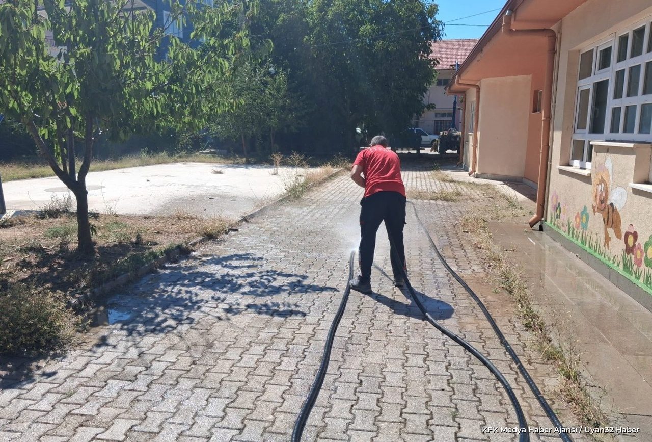 Eğirdir'de Okul Bahçeleri Temizleniyor - Detay 3