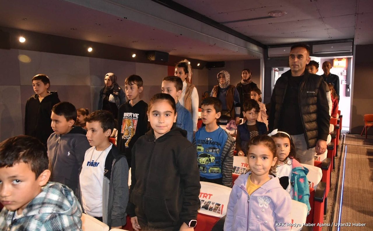 Eğirdir'de TRT Sinema Tırı ile Çocuklara Keyifli Anlar