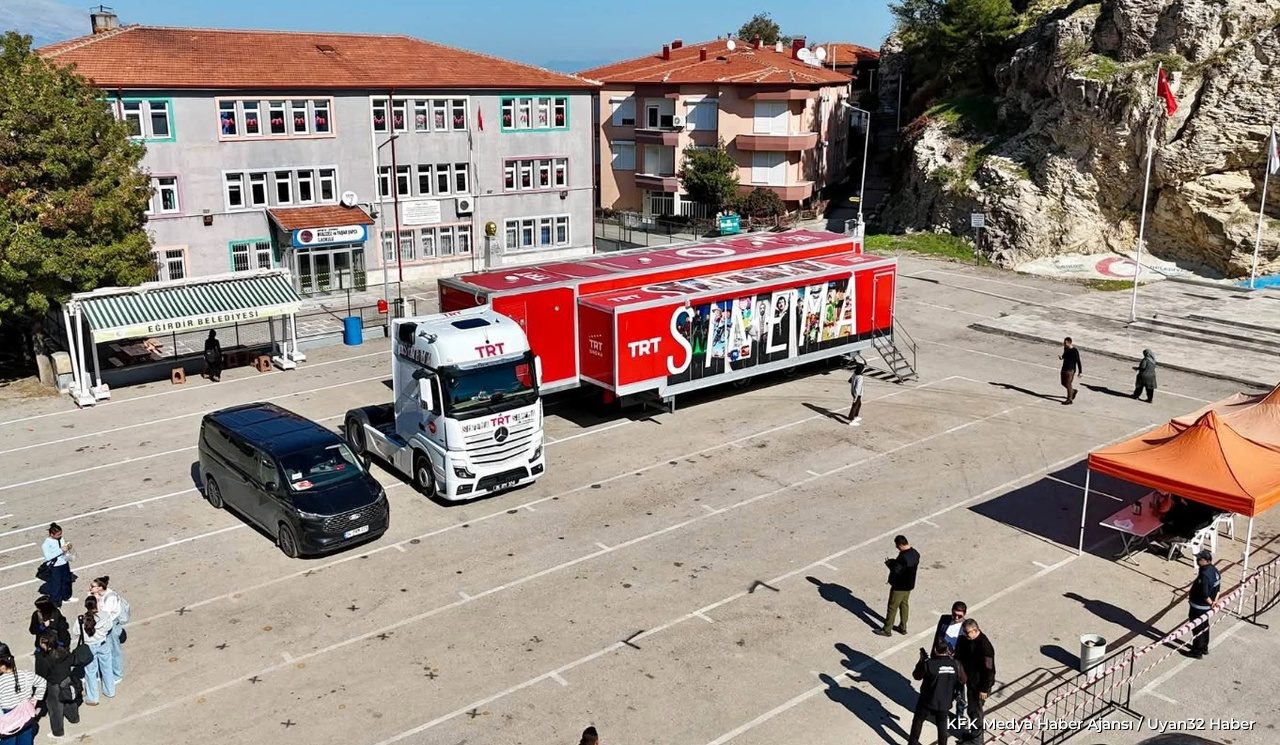Eğirdir'de TRT Sinema Tırı ile Çocuklara Keyifli Anlar - Detay 3