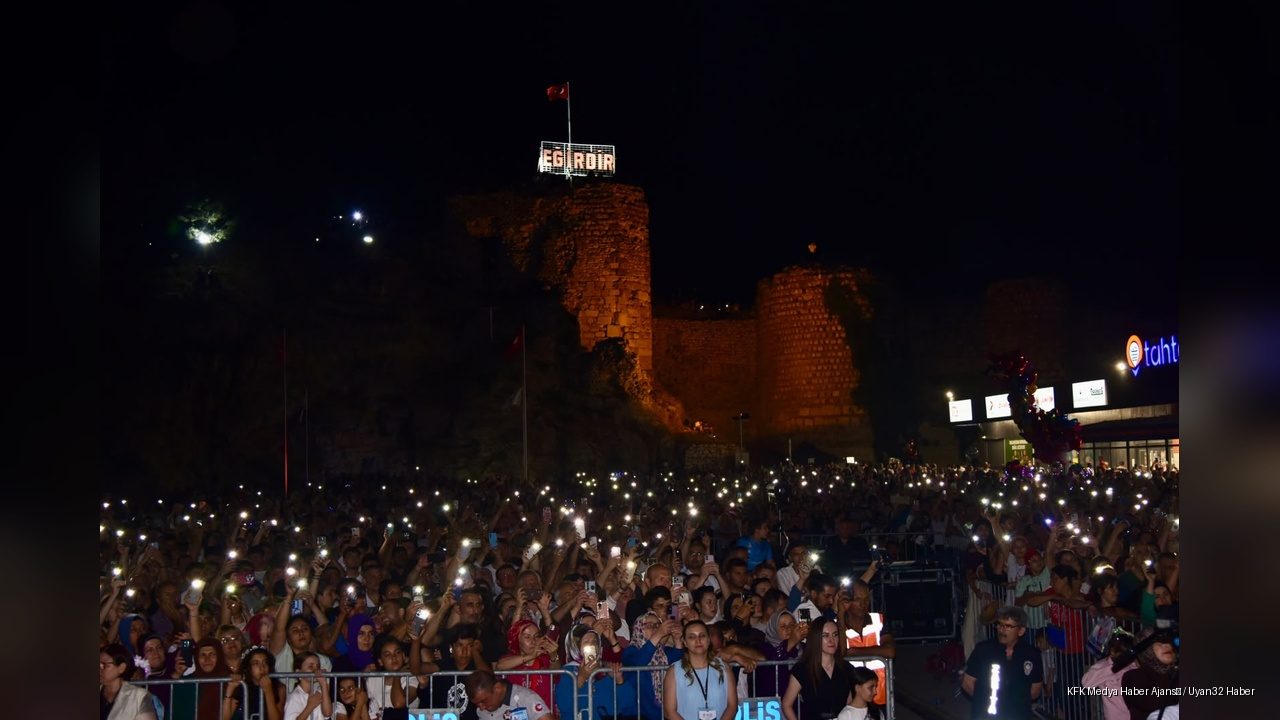Eğirdir Festivali Zara Konseriyle Sona Erdi: Coşku Dolu Final