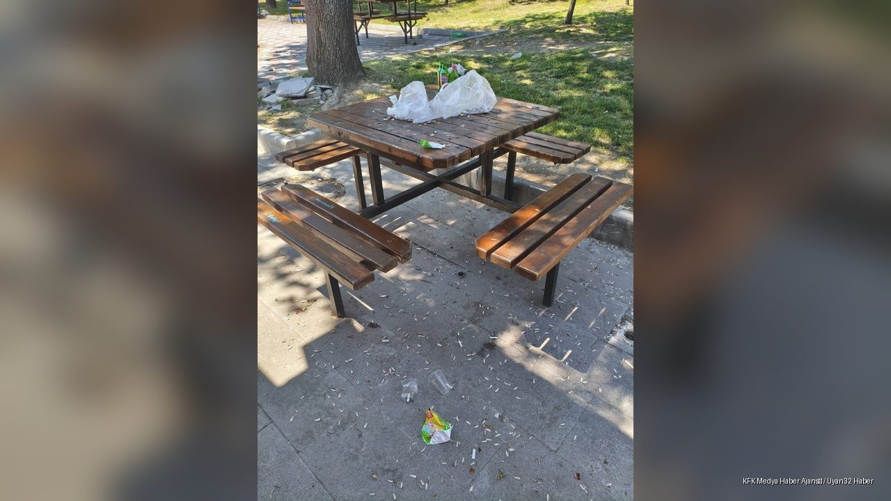 Fatih Mahallesi Muhtarı İsyan Etti Eline Fırçayı Alıp Kendisi Temizledi