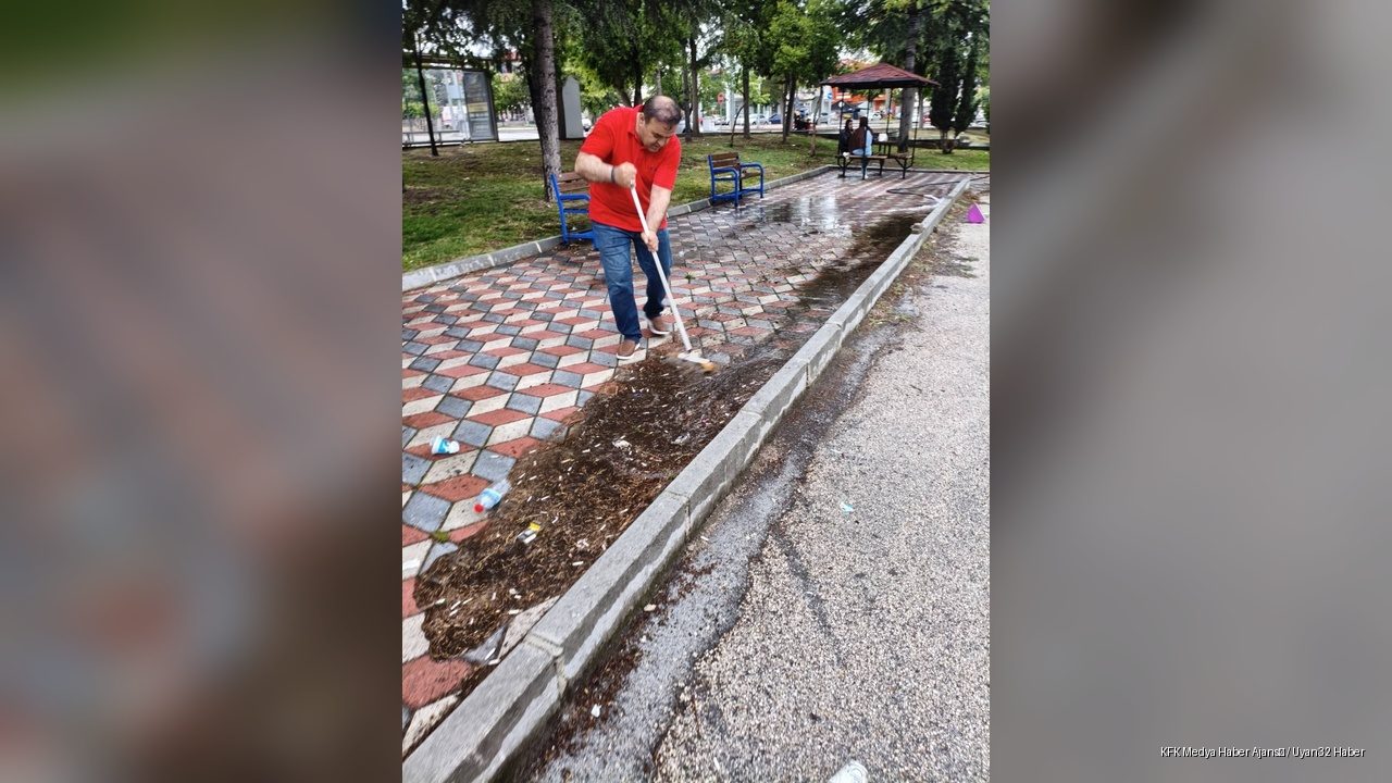 Fatih Mahallesi Muhtarı İsyan Etti Eline Fırçayı Alıp Kendisi Temizledi