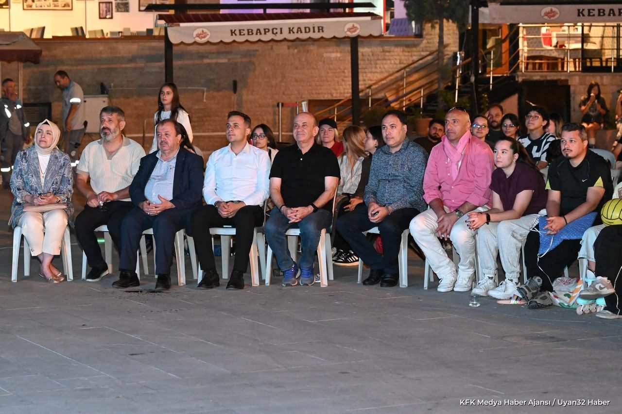 Filenin Sultanları Avrupa Şampiyonu Oldu: Isparta Meydanında Büyük Coşku - Detay 6