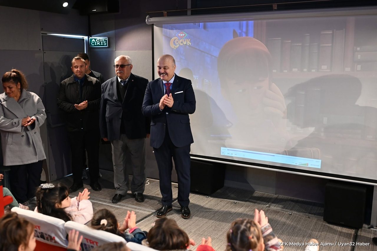 Gönen'de Çocuklara Sinema Etkinliği Düzenlendi
