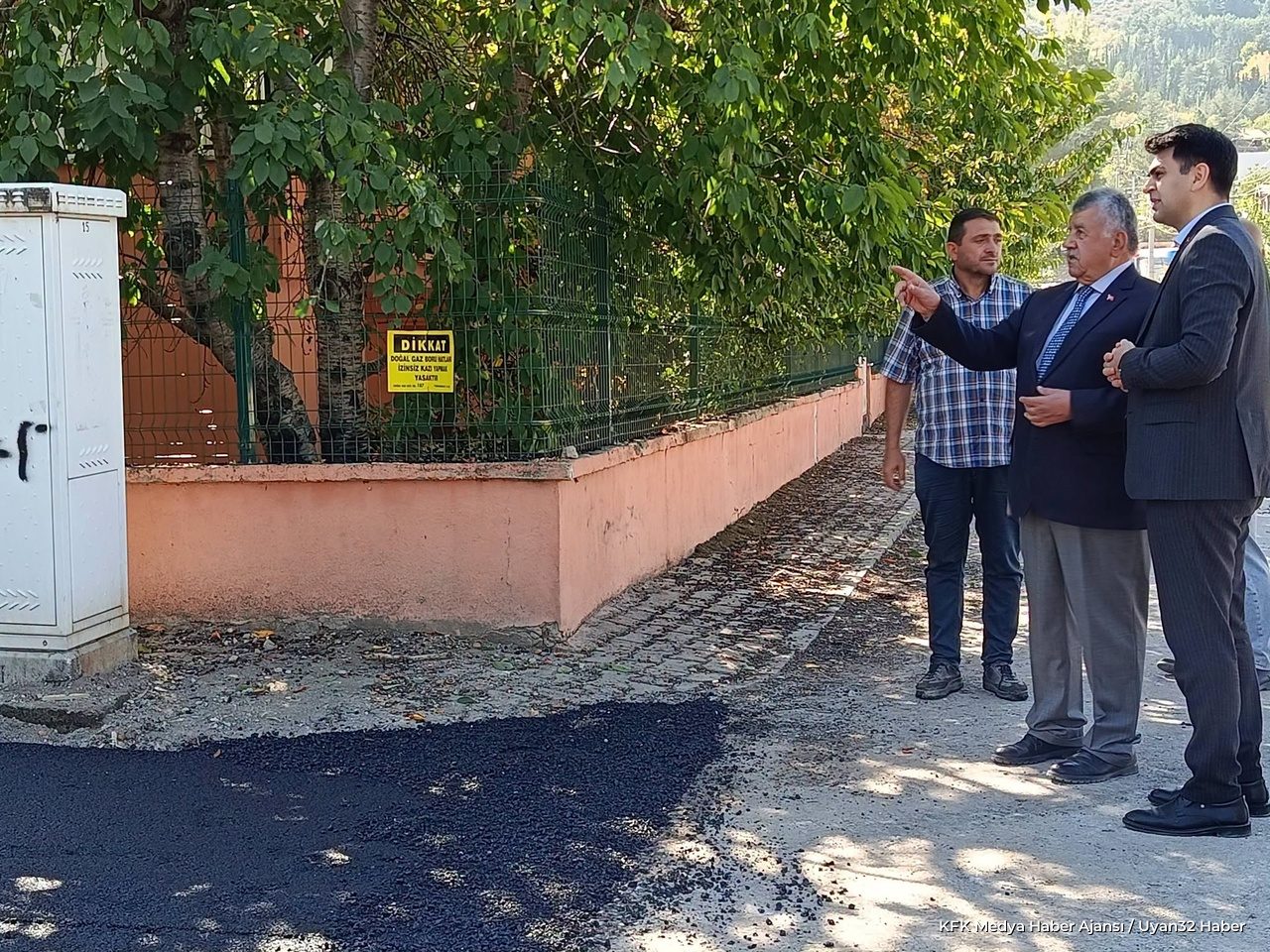 İlçede Sıcak Asfalt Mesaisi: Bozulan Yollar Yenileniyor - Detay 3