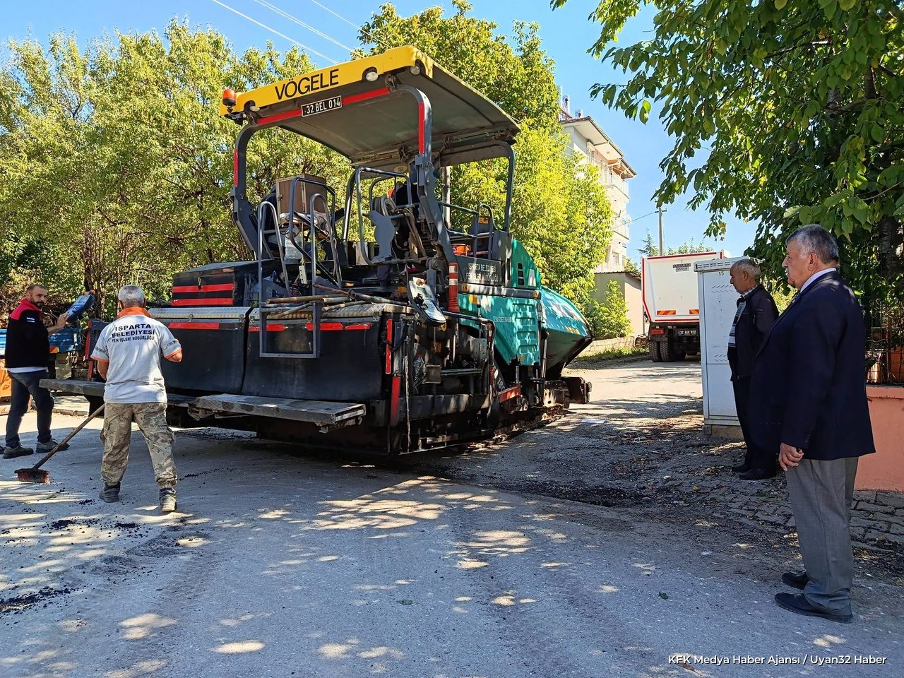 İlçede Sıcak Asfalt Mesaisi: Bozulan Yollar Yenileniyor - Detay 4