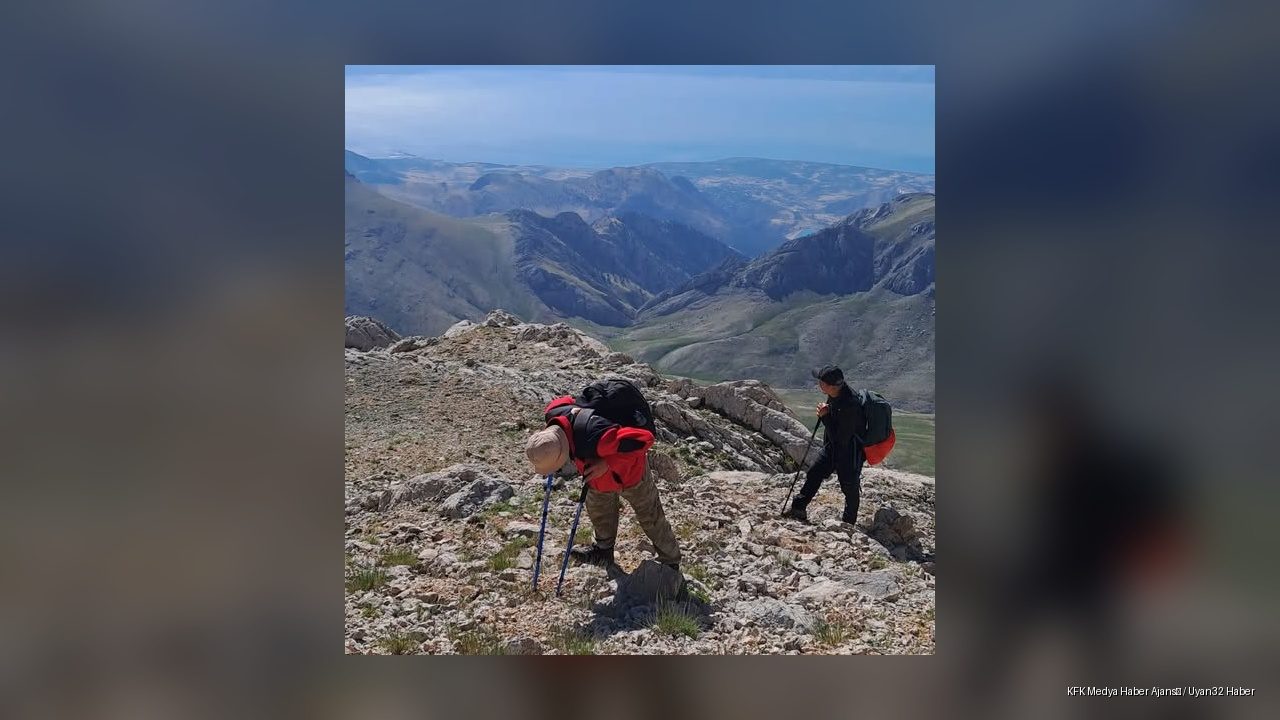 ISAK Gelincik Dağı Zirvesine Tırmandı, Bayrak Açtı