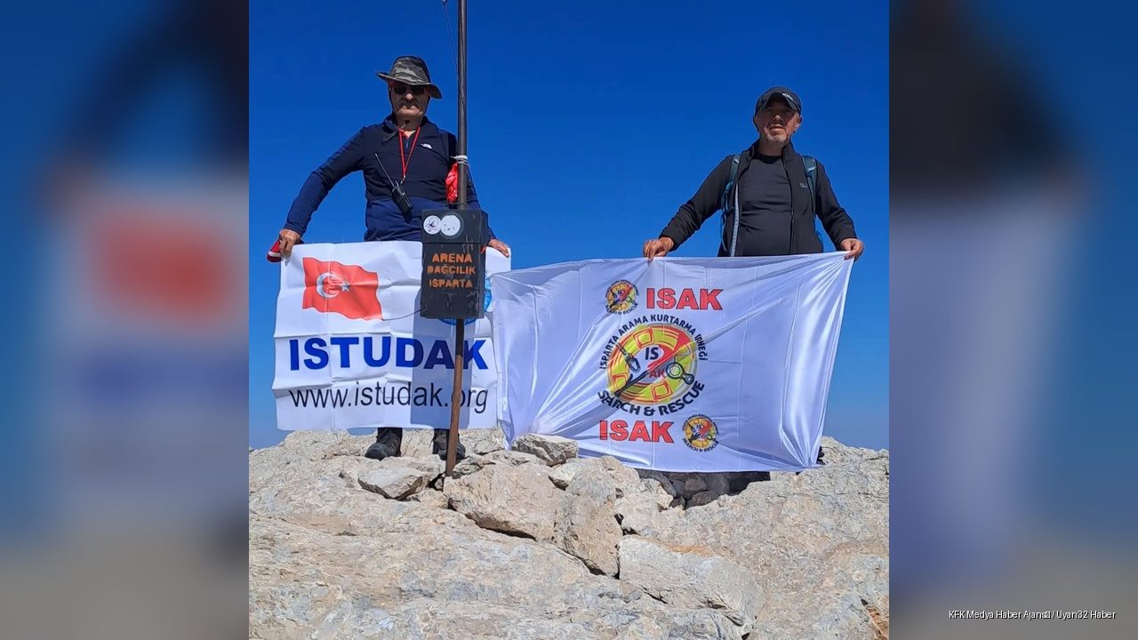ISAK Gelincik Dağı Zirvesine Tırmandı, Bayrak Açtı