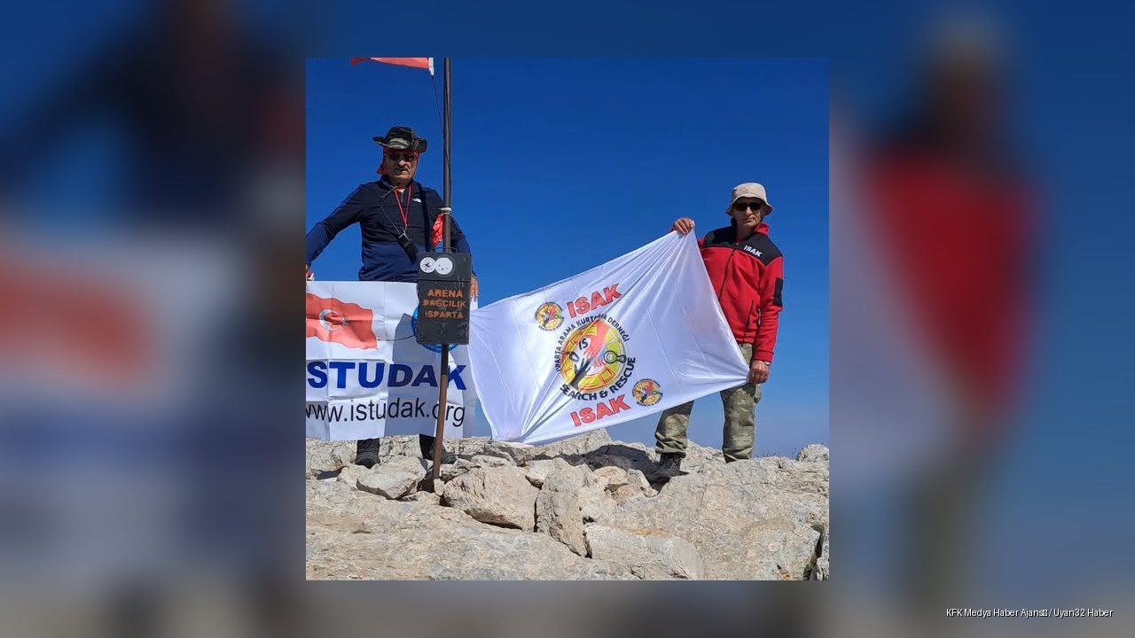 ISAK Gelincik Dağı Zirvesine Tırmandı, Bayrak Açtı