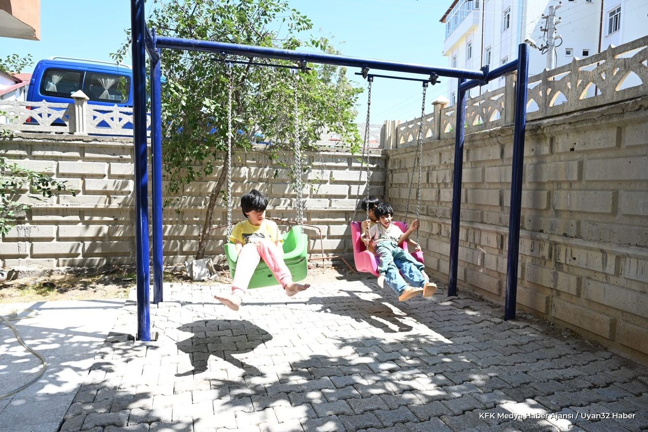 Isparta Belediyesi 3 Engelli Kardeş İçin Bahçeye Salıncak Kurdu
