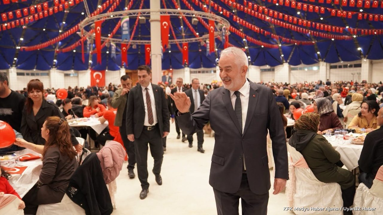 Isparta Belediyesi Cumhuriyet Yemeği'nde Personele 29 Ekim Hediyesi
