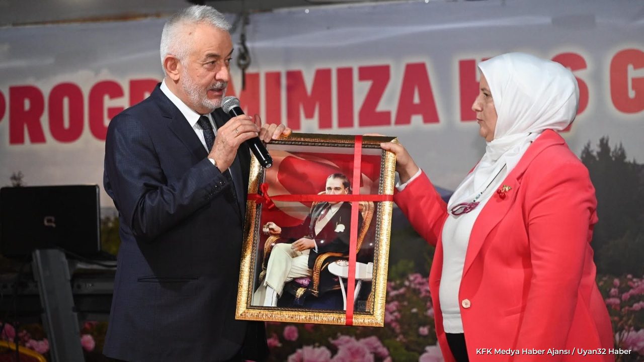 Isparta Belediyesi Cumhuriyet Yemeği'nde Personele 29 Ekim Hediyesi - Detay 2