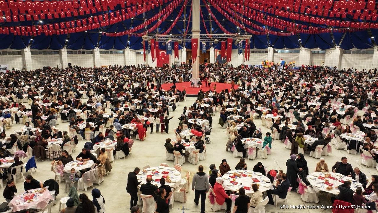 Isparta Belediyesi Cumhuriyet Yemeği'nde Personele 29 Ekim Hediyesi - Detay 5