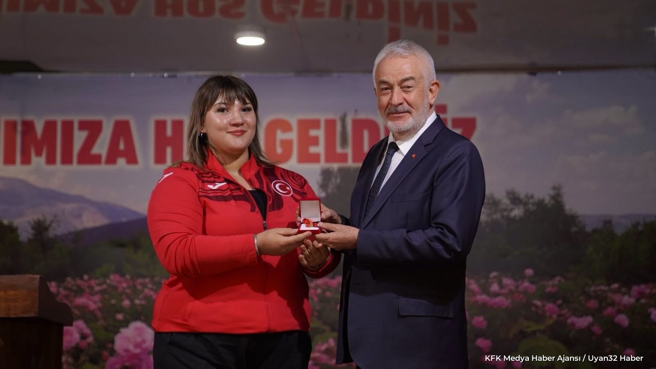 Isparta Belediyesi Cumhuriyet Yemeği'nde Personele 29 Ekim Hediyesi - Detay 8