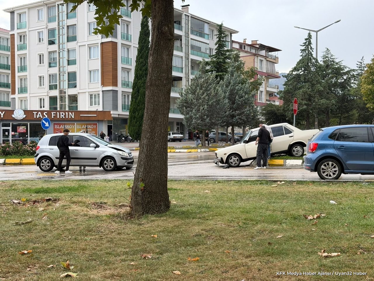 Isparta'da 2 Otomobil Kavşakta Çarpıştı