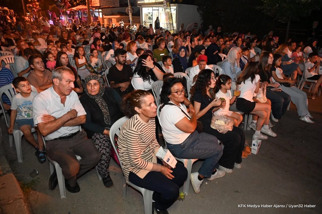 Isparta'da Çocuklar Sinema Keyfi Yaşıyor