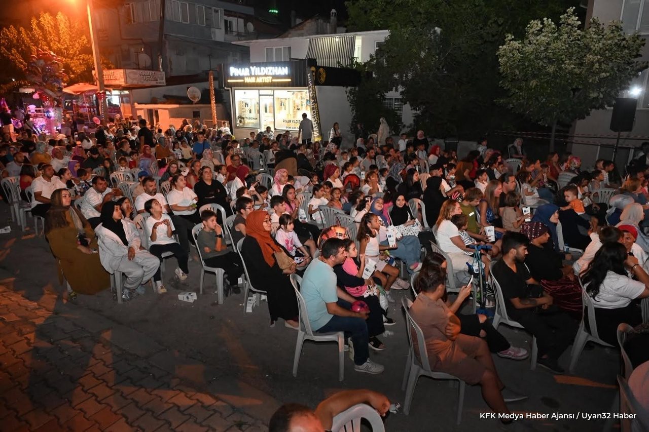 Isparta'da Çocuklar Sinema Keyfi Yaşıyor
