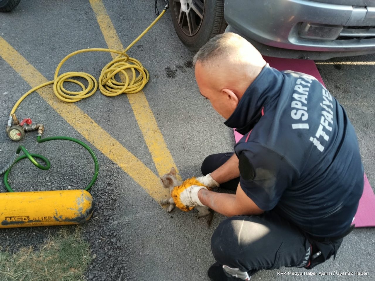 Isparta'da Araçta ve Mazgalda Mahsur Kalan 3 Kedi Kurtarıldı - Detay 7