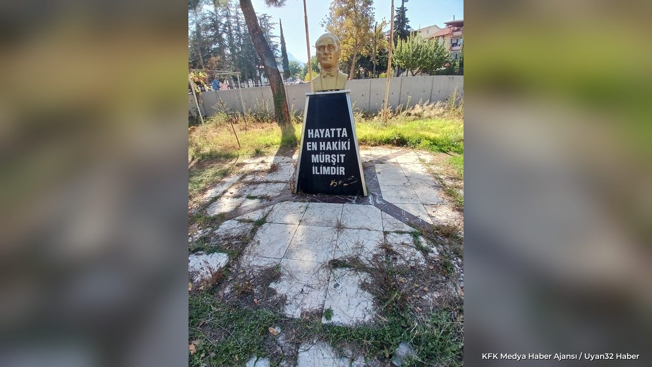 Isparta’da Atatürk Büstündeki İmza Dikkat Çekti