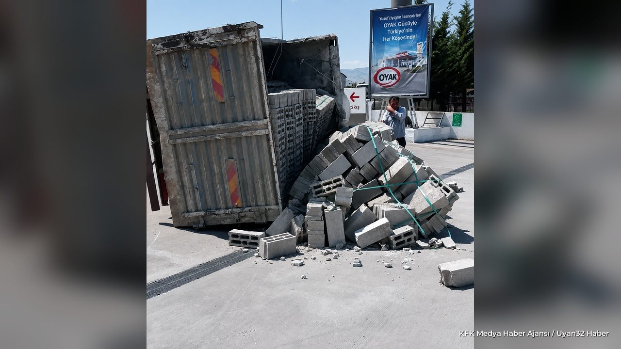 Isparta'da Kamyonet Devrildi