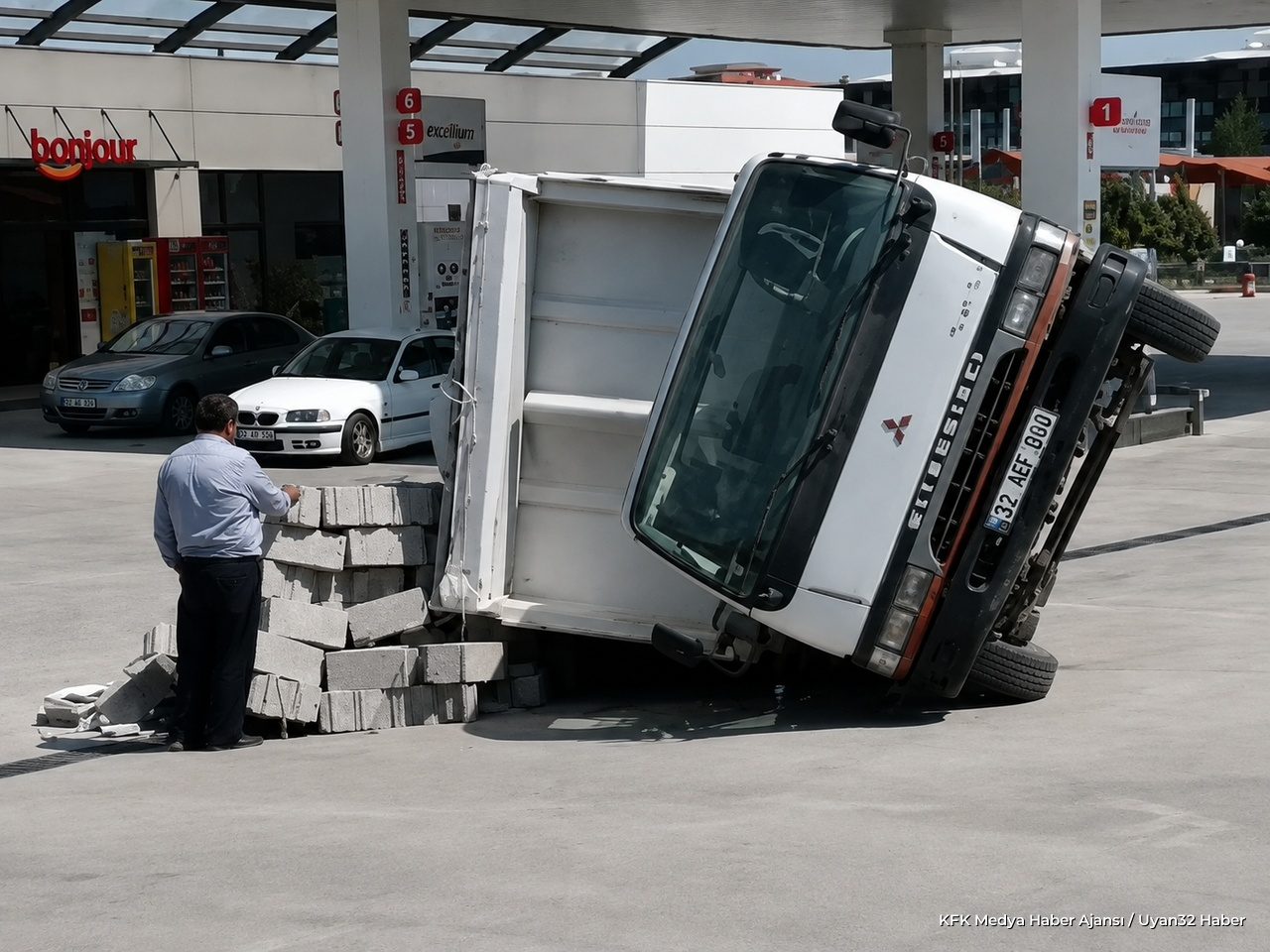 Isparta'da Kamyonet Devrildi