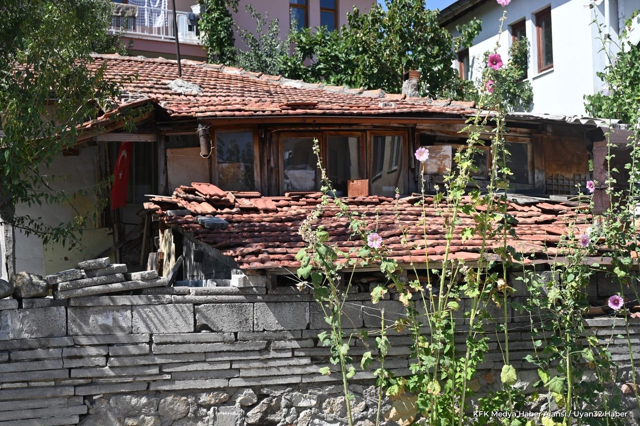 Isparta'da Çatısı Akan 3 Aileye Belediye Desteği - Detay 4