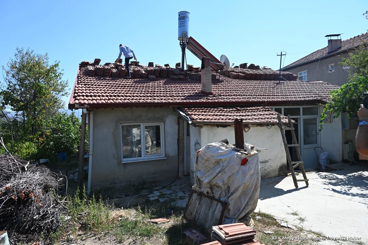 Isparta'da Çatısı Akan 3 Aileye Belediye Desteği - Detay 6