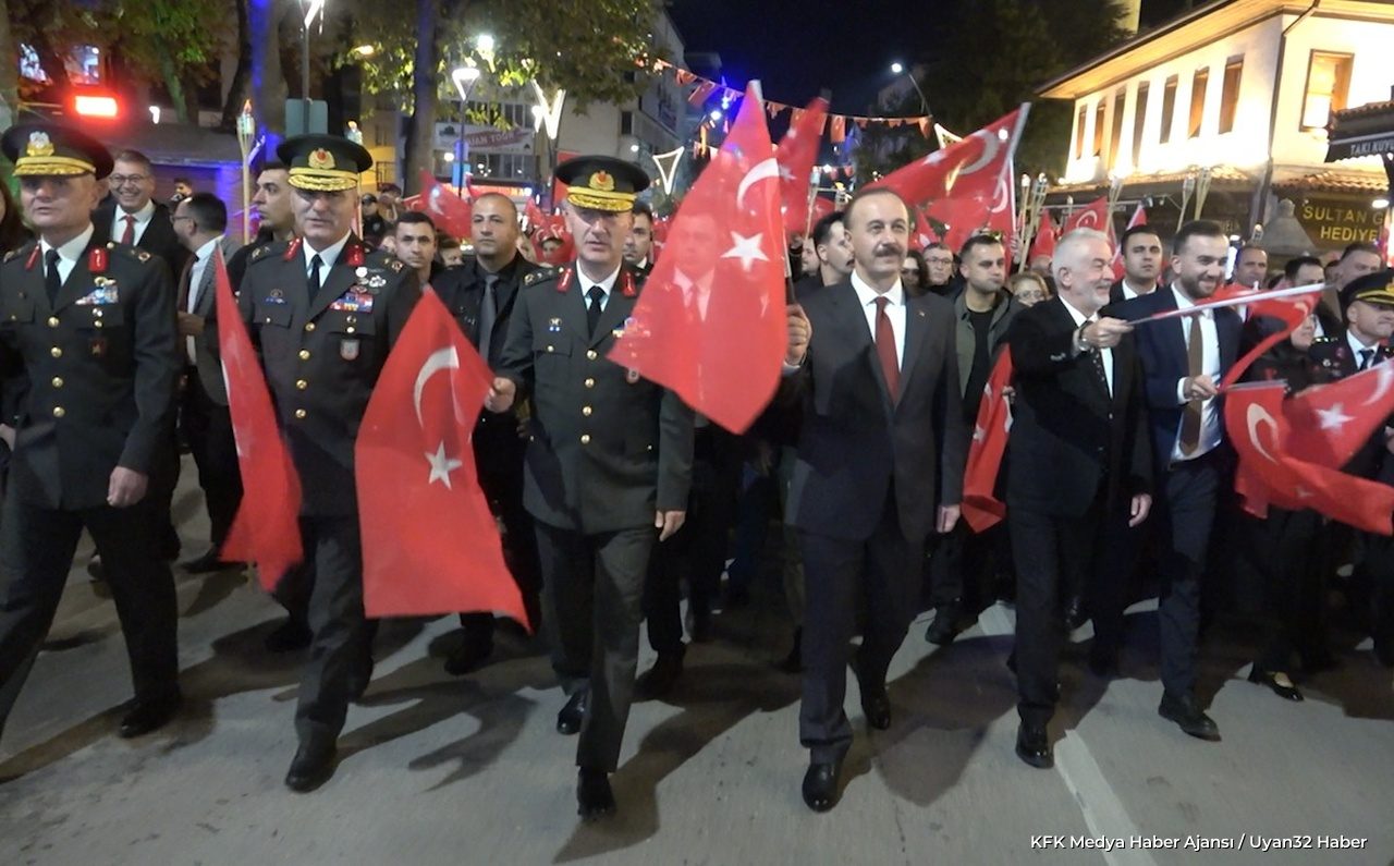 Isparta'da Cumhuriyet Coşkusuna Fener Alayı Ve Ebru Yaşar Konseri İle Görkemli Final - Detay 5